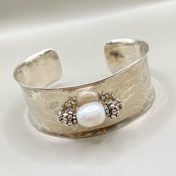 Vintage Silpada Hammered Sterling Silver Pearl Cuff Bracelet - Picture 2 of 8